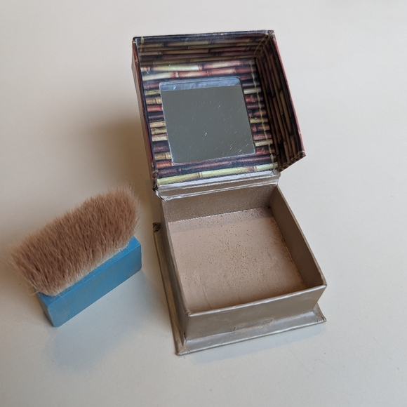 Benefit Hoola Matte Powder Bronzer - Hoola Lite - Picture 4 of 6